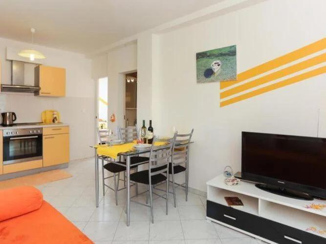 Apartments Pojko - One-Bedroom Apartment with Terrace Yellow photo