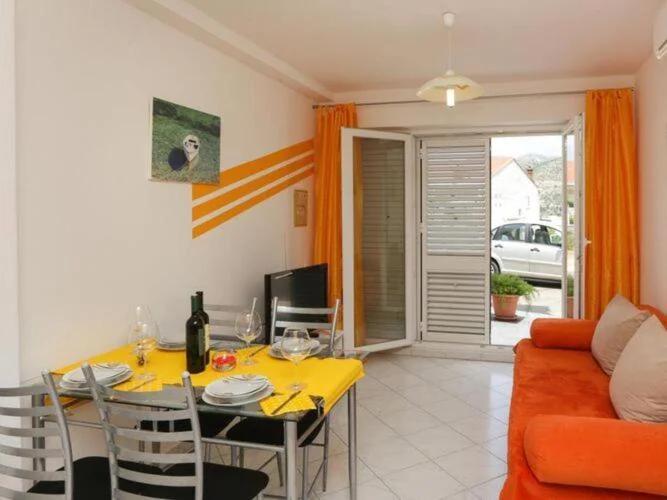 Apartments Pojko - One-Bedroom Apartment with Terrace Yellow photo