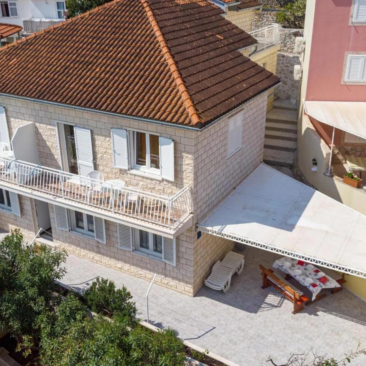 Apartments Siri, 1 min walk to the beach foto