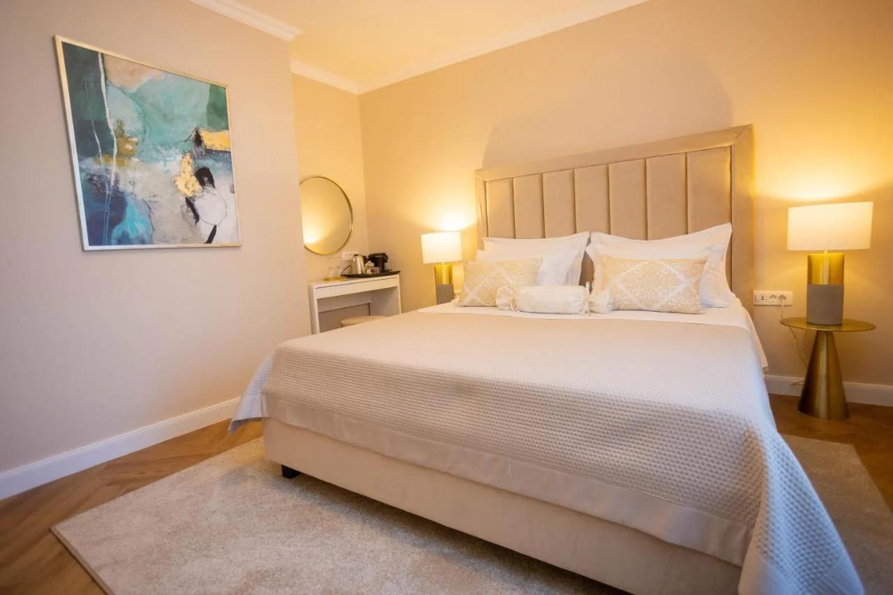 City and Style Luxury Rooms Split photo
