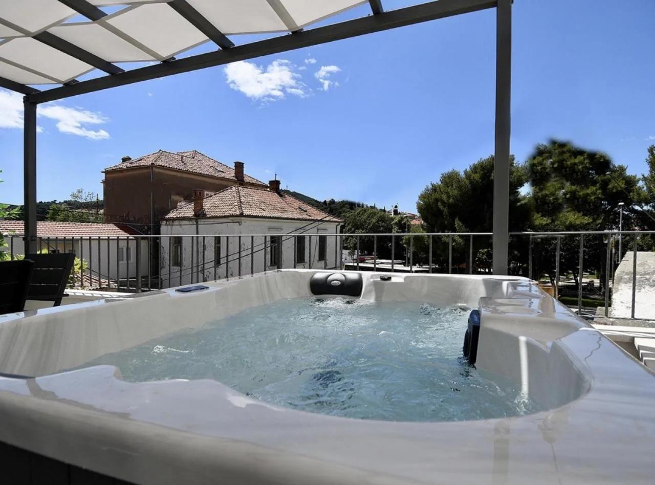 Modern Jacuzzi Apartment Mickey