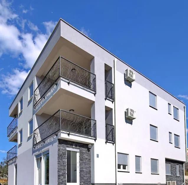 Oleandra Apartments photo
