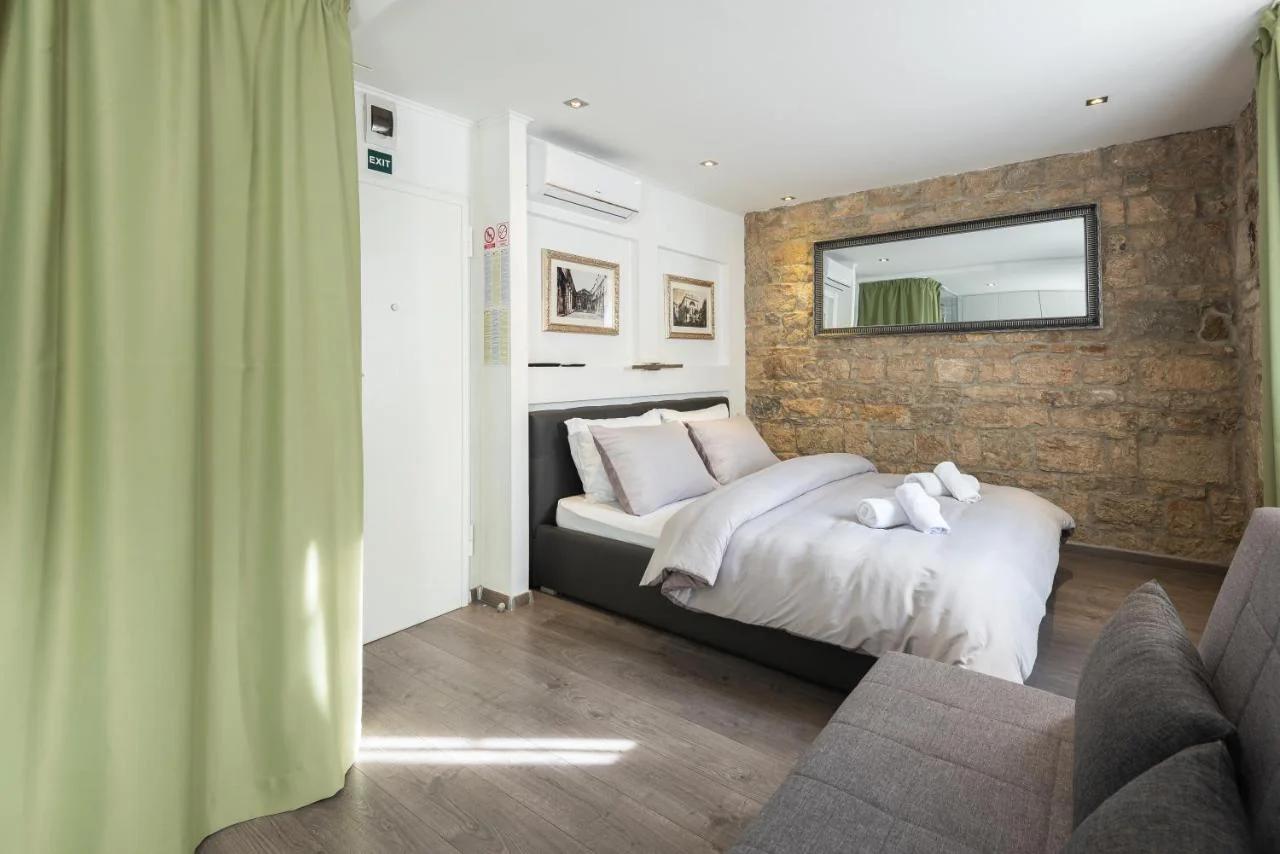 ROKOS SUPERIOR DOWNTOWN ROOMS - comfortable rooms with private bathrooms - perfect location for exploring Diocletian's Palace and the gastronomy of Split within walking distance