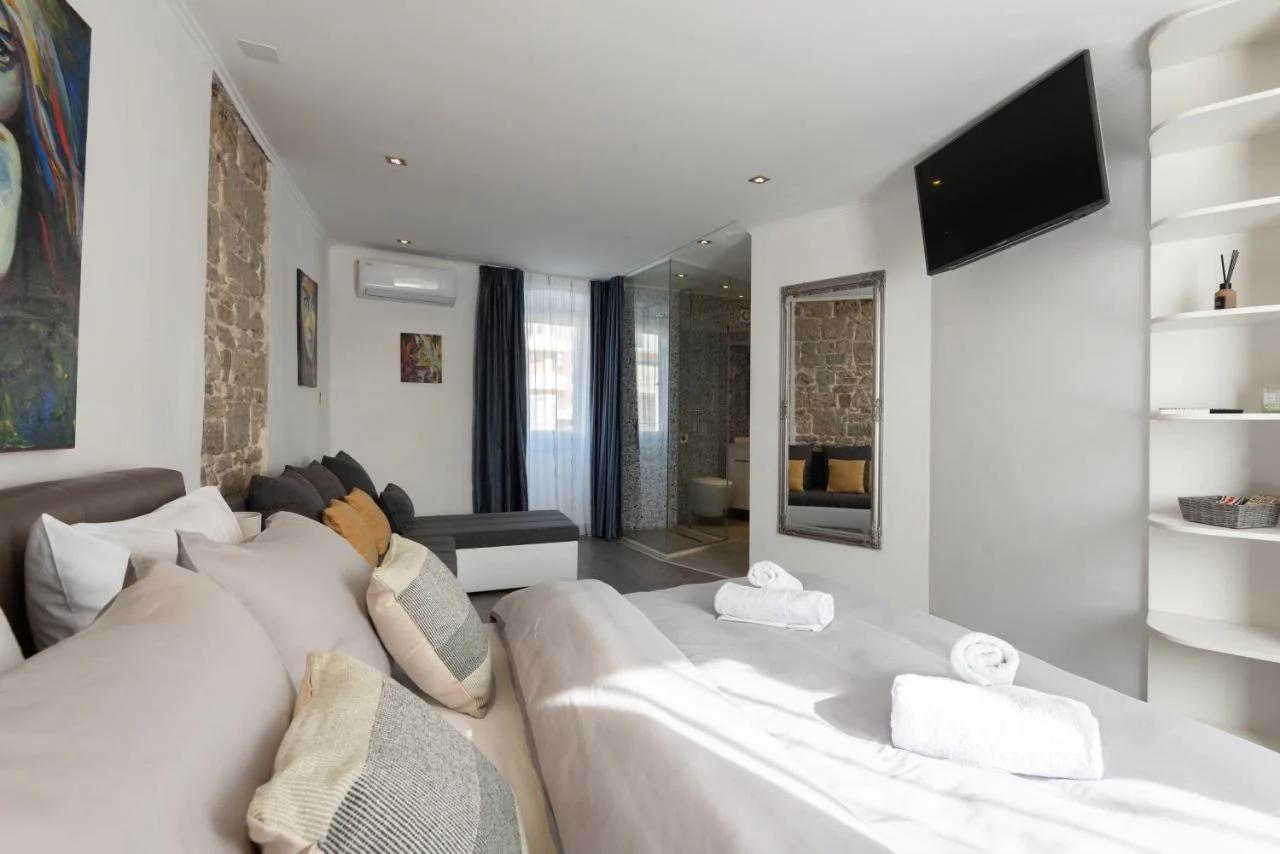 ROKOS SUPERIOR DOWNTOWN ROOMS - comfortable rooms with private bathrooms - perfect location for exploring Diocletian's Palace and the gastronomy of Split within walking distance foto