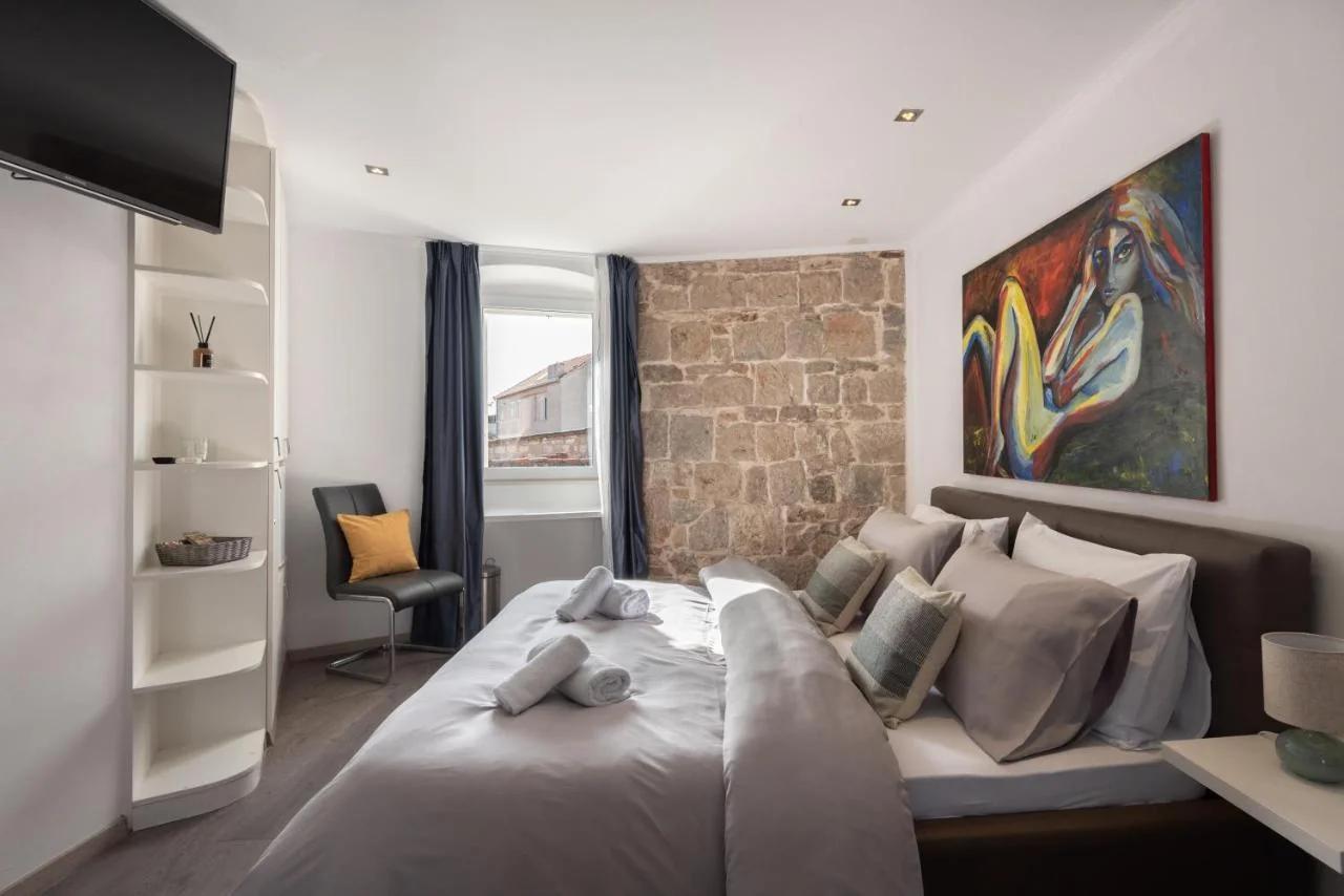 ROKOS SUPERIOR DOWNTOWN ROOMS - comfortable rooms with private bathrooms - perfect location for exploring Diocletian's Palace and the gastronomy of Split within walking distance foto