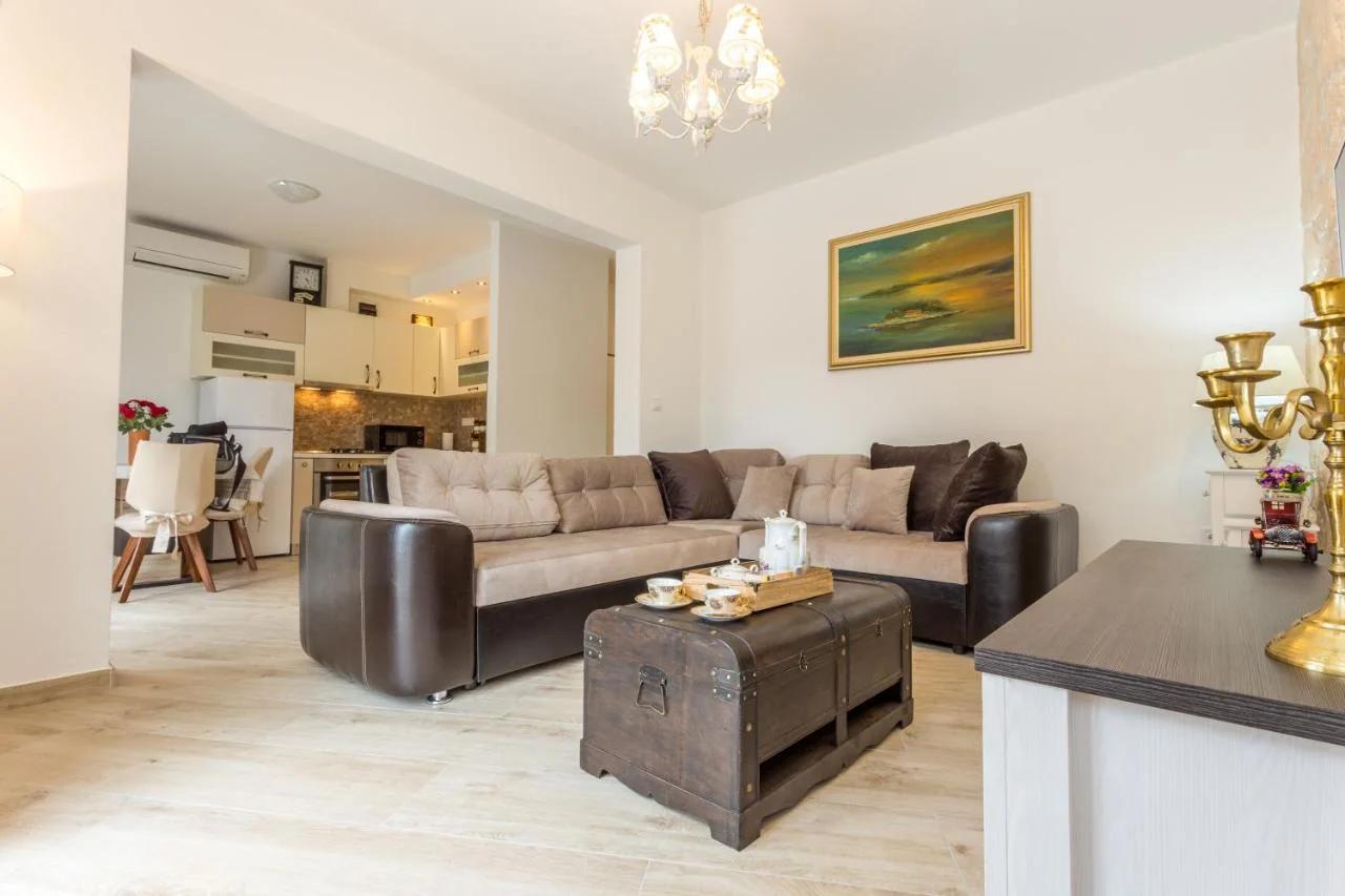 Villa Capitis in the Centre- Luxury Apartment with Swimming Pool