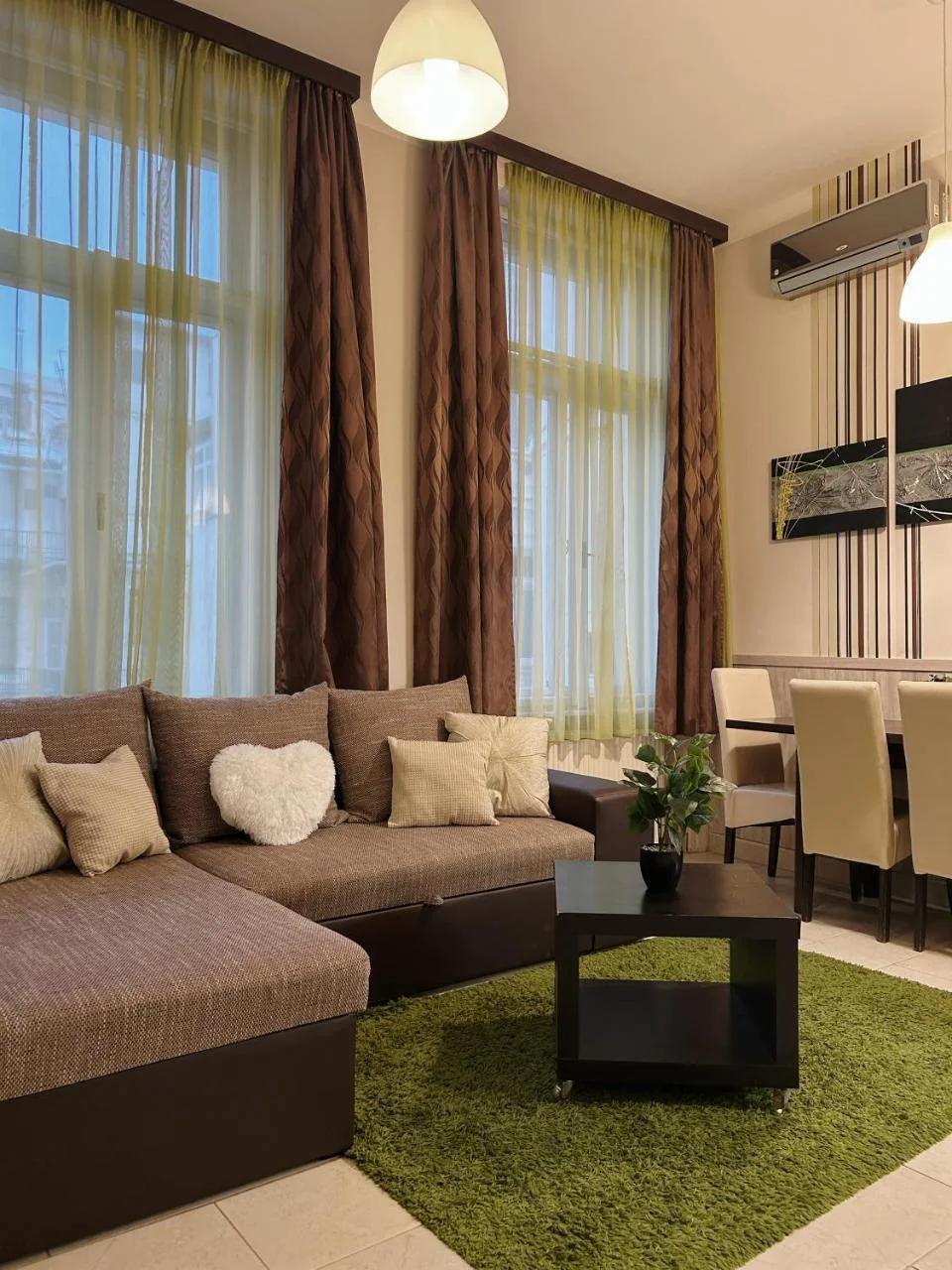 FashionStreet Top Location Suites