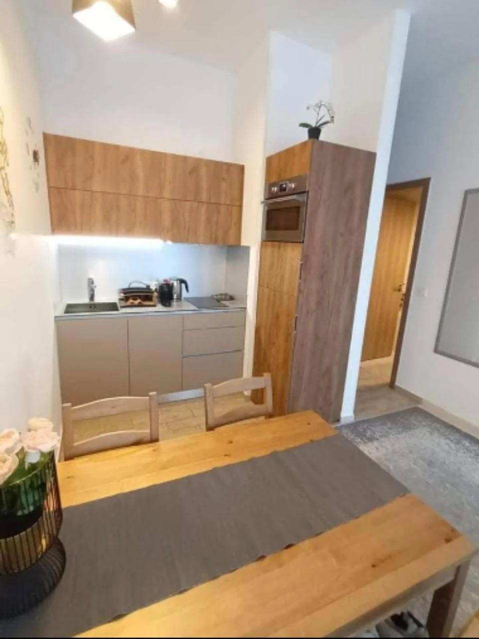 New building in the hearth of Budapest Free parking foto