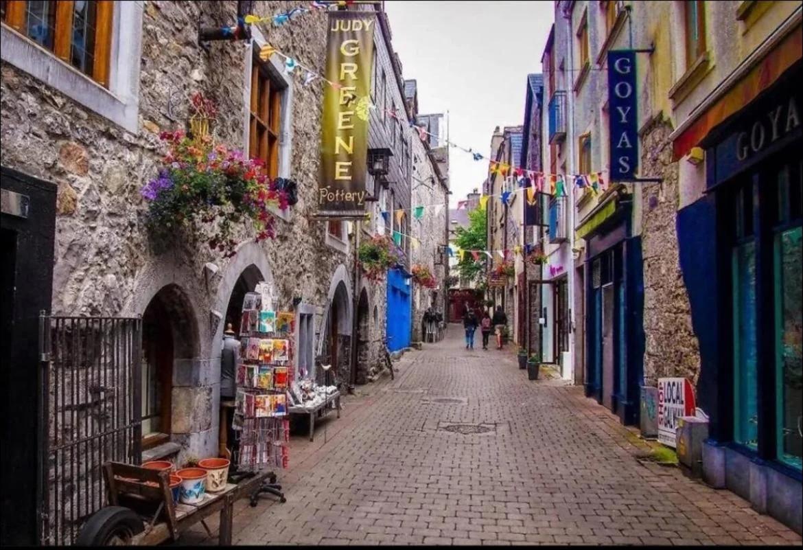 2 bedroom deluxe Galway city centre location location Free parking foto