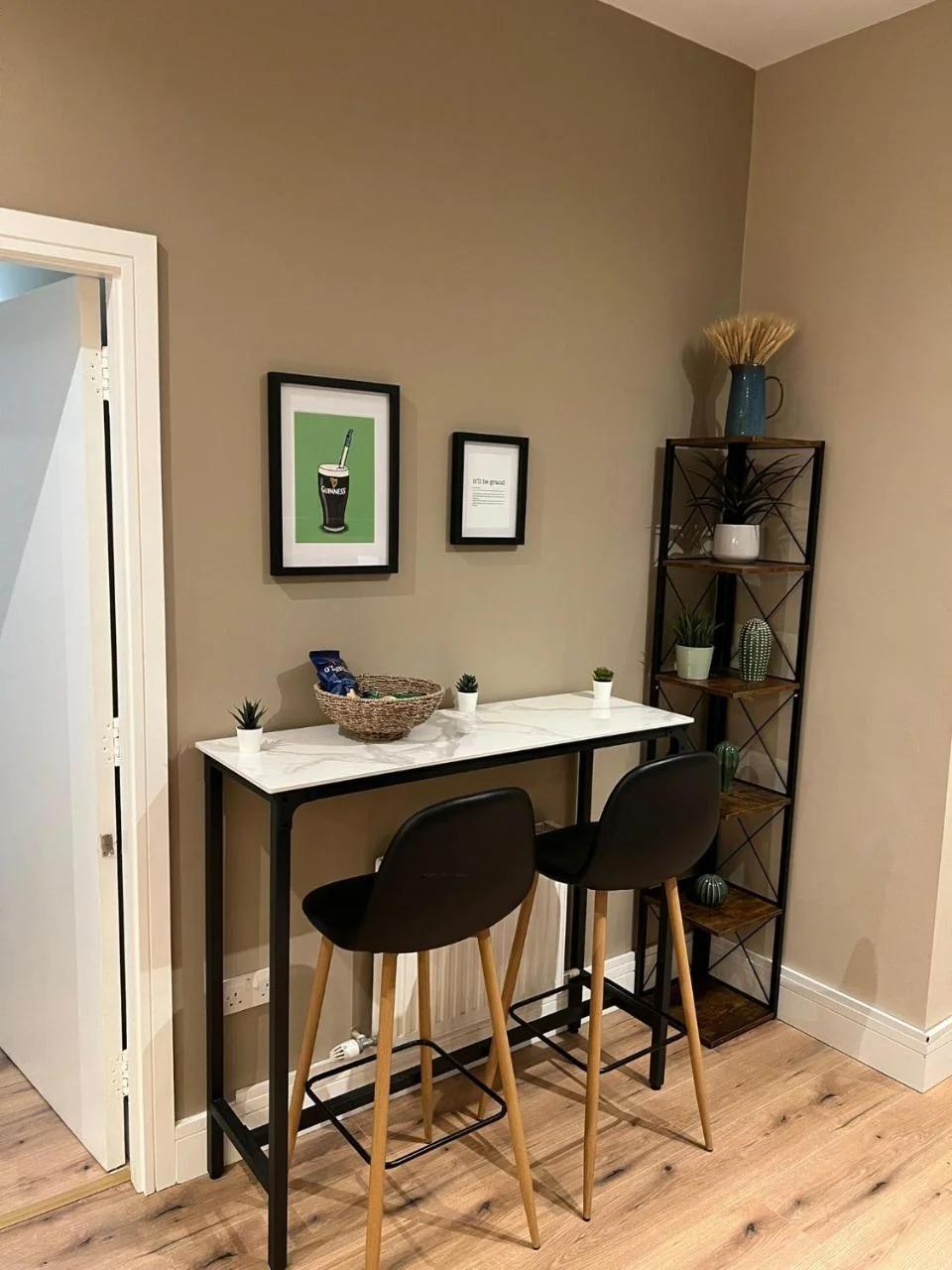Modern 2 bedroom 2 bathroom Apartment newly renovated photo