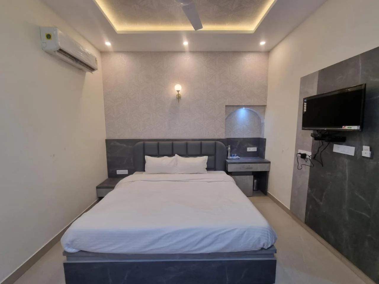 Green Villa - Peaceful Location, Luxury Rooms - 200 Meters from Bus Stand & 500 Meters from Udaipur City Railway Station foto