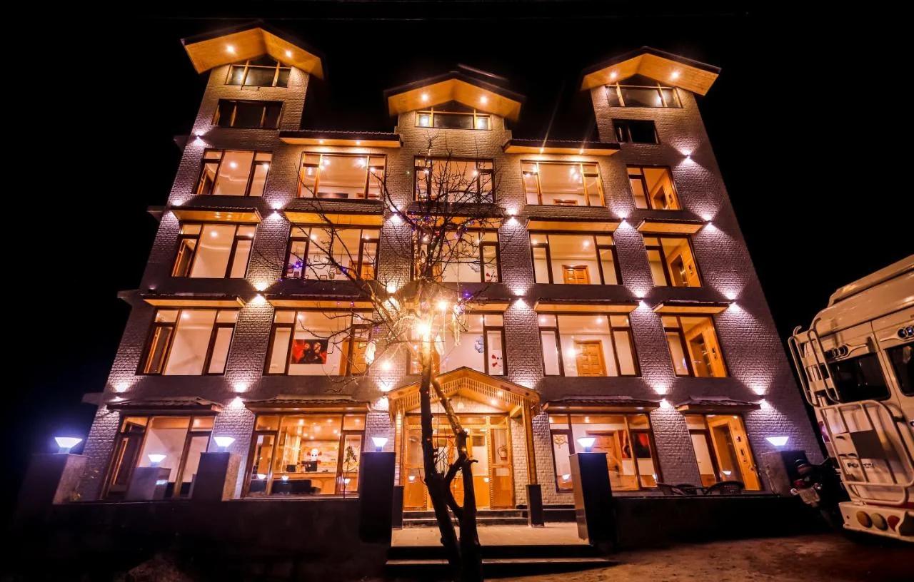 Hotel Old Smugglers with Balcony mountain view AC Hot and Cold Near to Hadimba Temple photo
