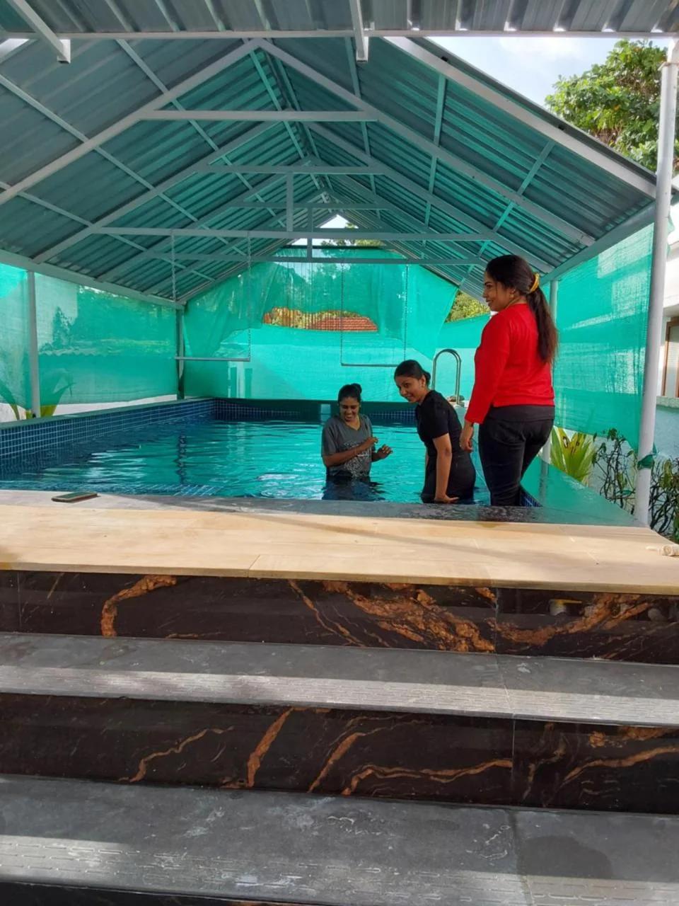 Johnson's Homestay With Pool & Ecohouseboat Near Town Beach photo