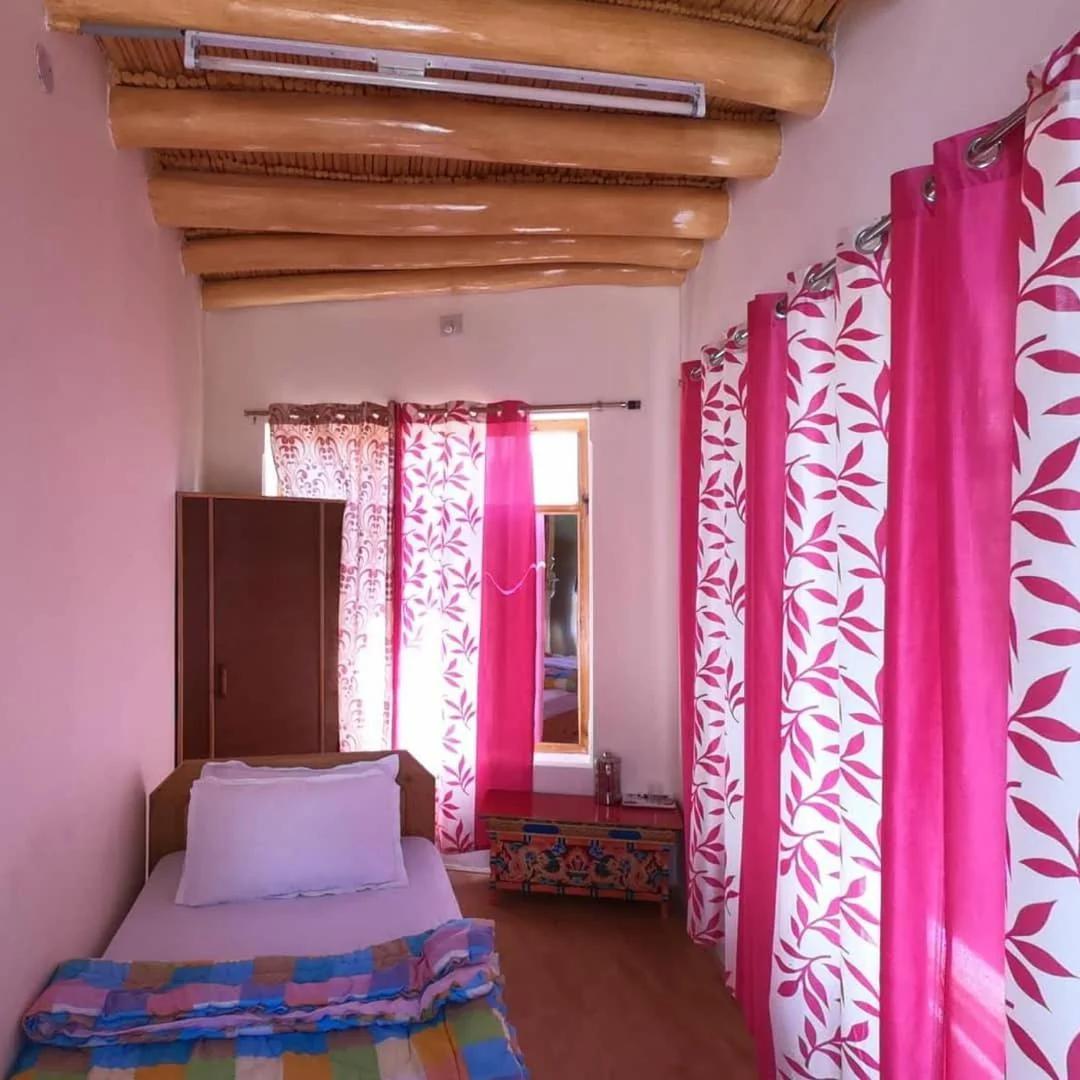 Lhachik Guest House photo