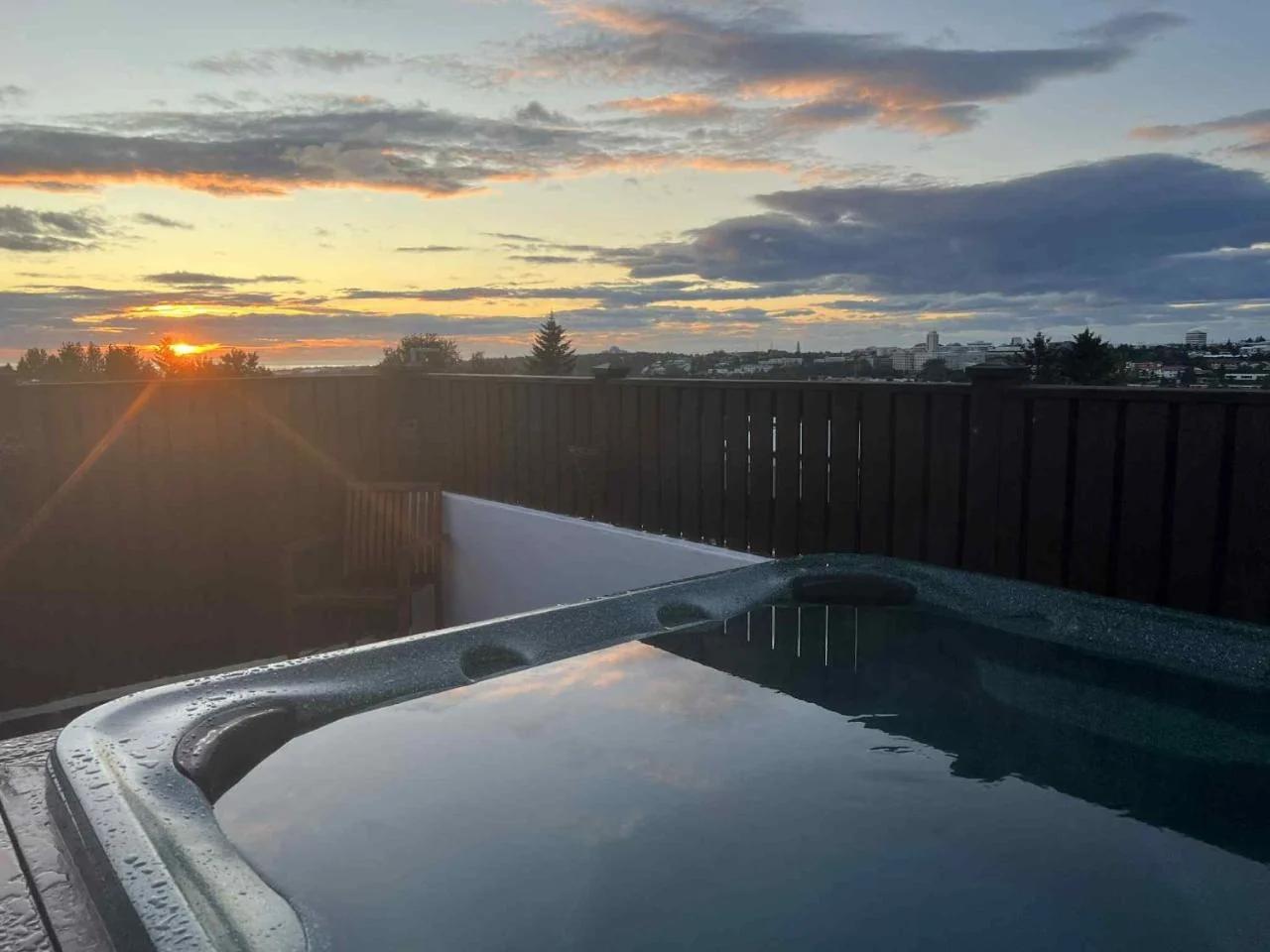 ICELAND SJF Villa, Hot tub & Outdoor Sauna Amazing Mountains and City View Over Reykjavík photo