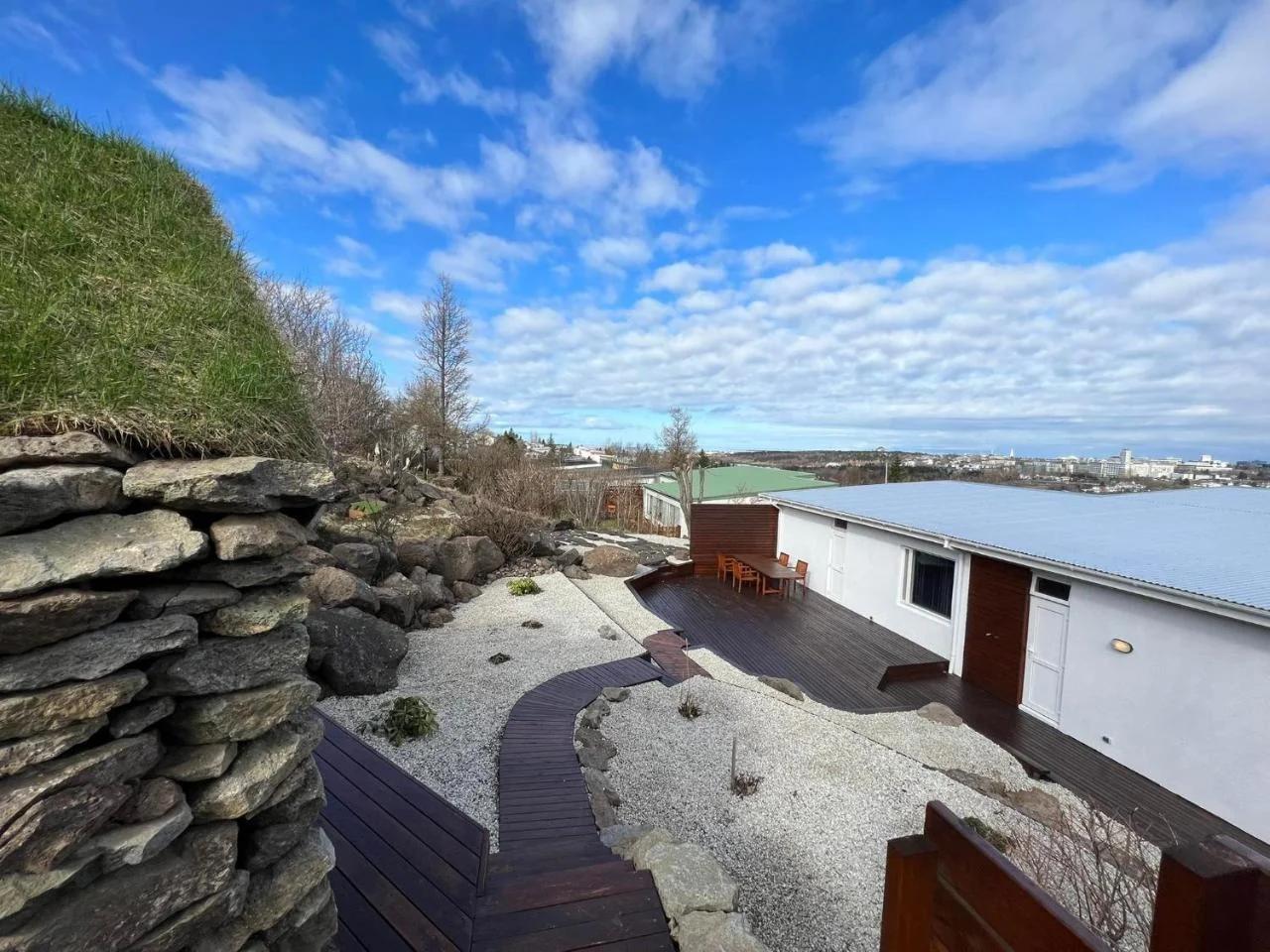 ICELAND SJF Villa, Hot tub & Outdoor Sauna Amazing Mountains and City View Over Reykjavík photo