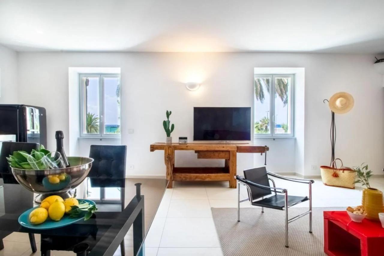 Casa Giulia - Apartment beachfront with 2 bedrooms, air conditioning and private parking, just 30 meters from the beach foto