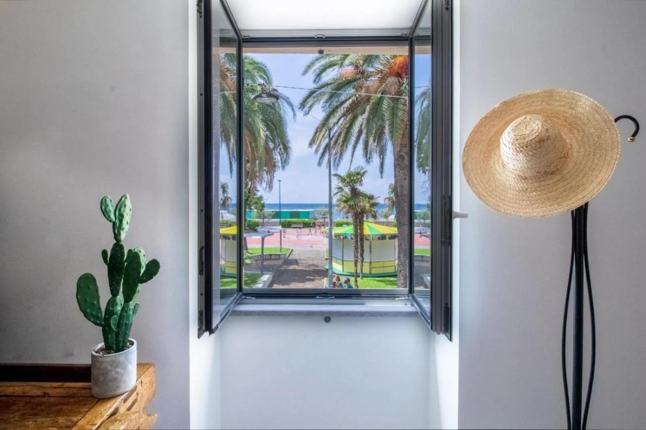 Casa Giulia - Apartment beachfront with 2 bedrooms, air conditioning and private parking, just 30 meters from the beach foto