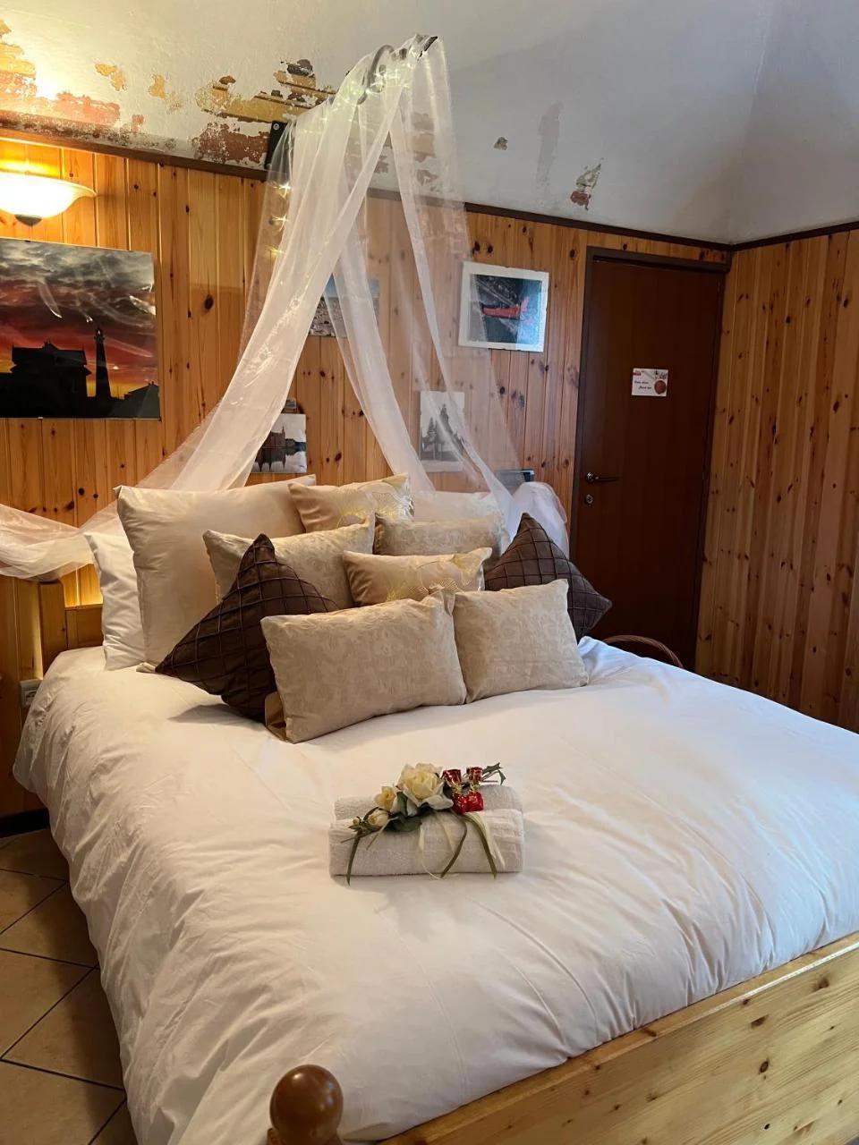 Dormi nella SPA privata con letto ad acqua, sauna, doccia emozionale e kneipp foto