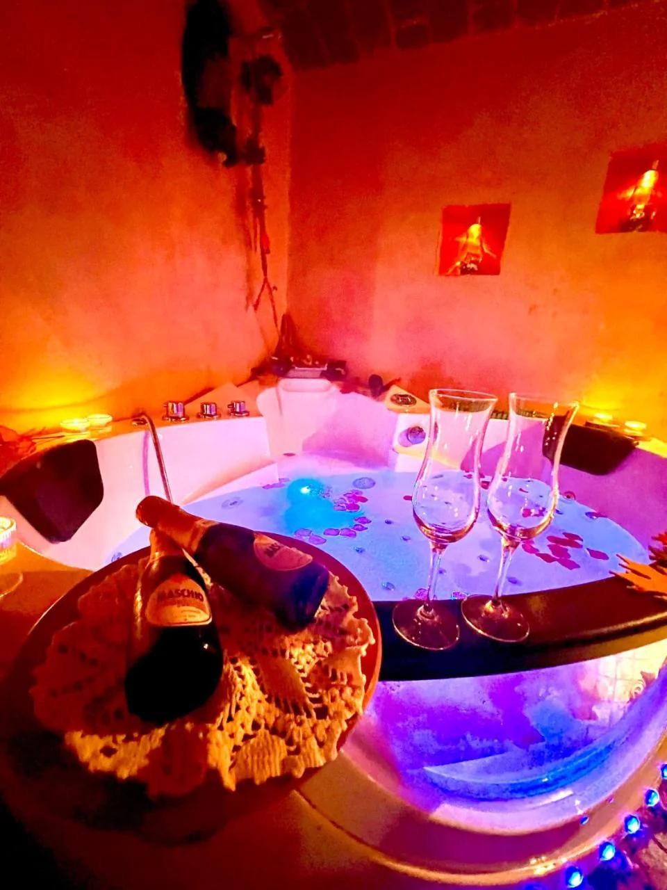Dormi nella SPA privata con letto ad acqua, sauna, doccia emozionale e kneipp foto