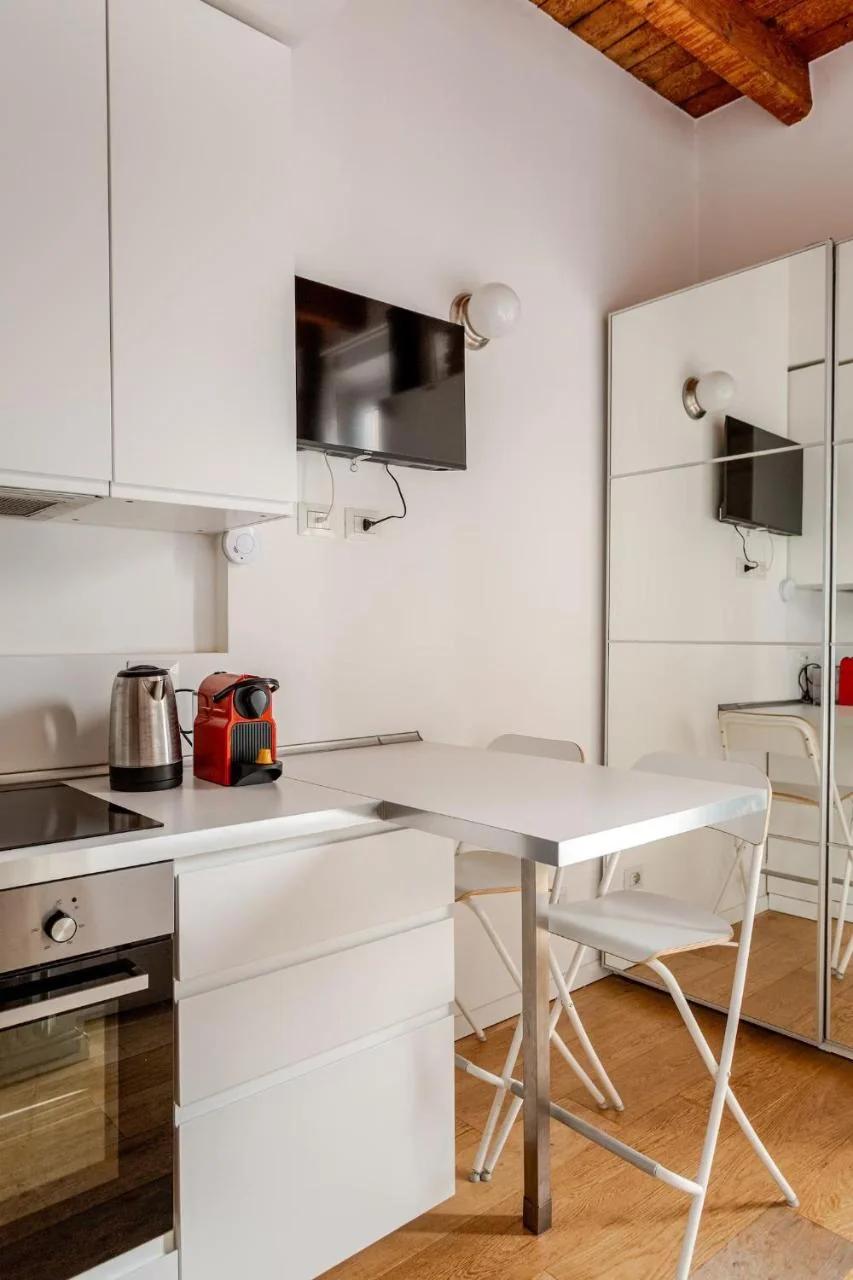 Elegant Oasis 10 min Central Station with Balcony e WIFI near M1 Rovereto photo
