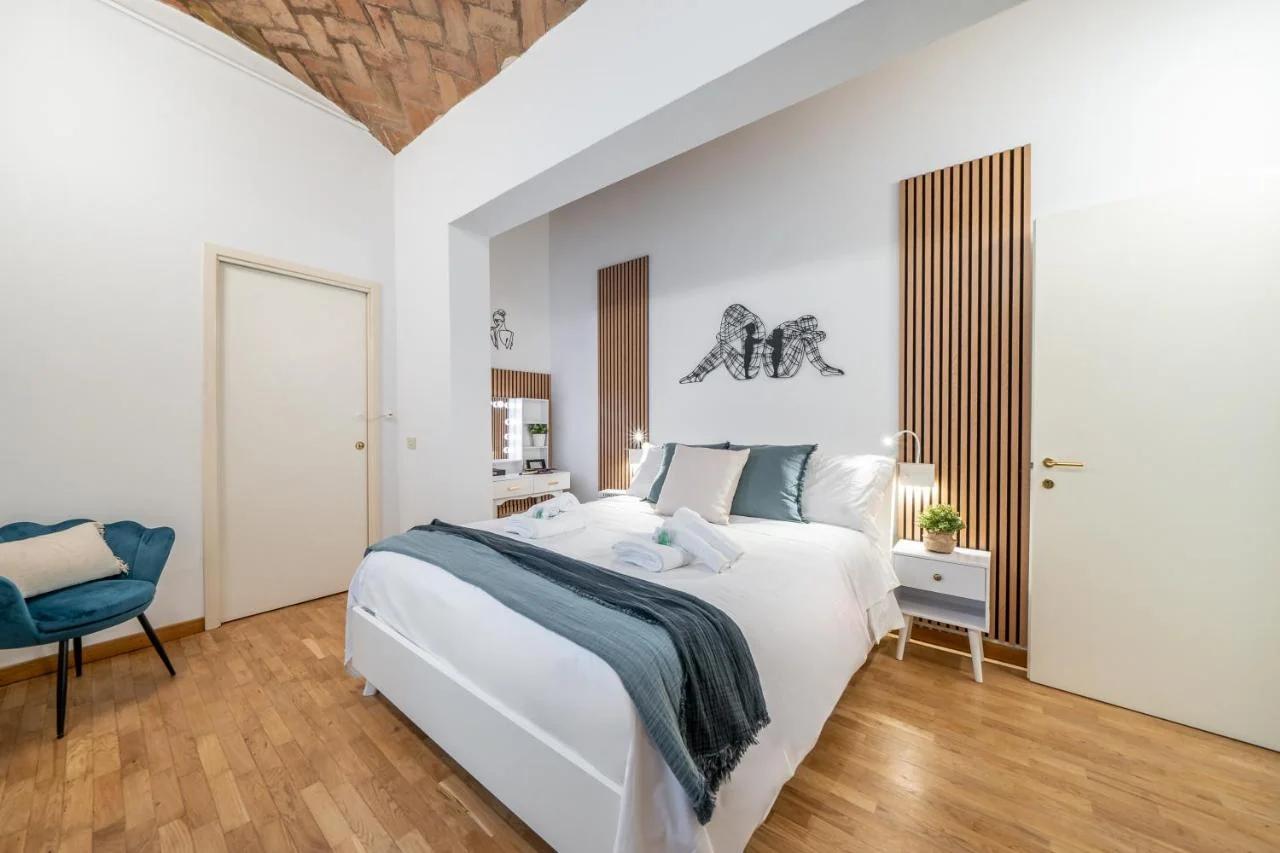 Martin's Home - Historic Boutique Apartment with Free Parking, Fast Wi-Fi, AC, Perfect for Couples & Business in Modena Center