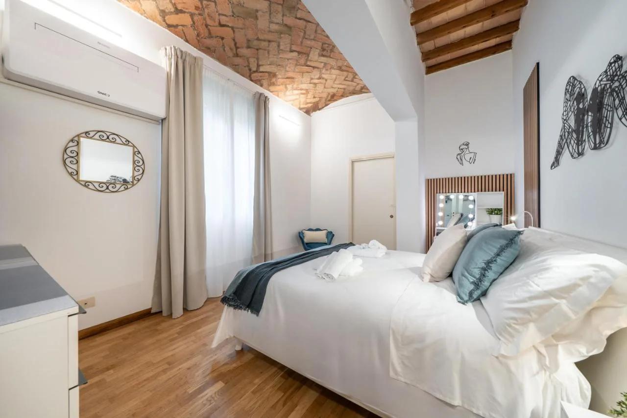 Martin's Home - Historic Boutique Apartment with Free Parking, Fast Wi-Fi, AC, Perfect for Couples & Business in Modena Center photo