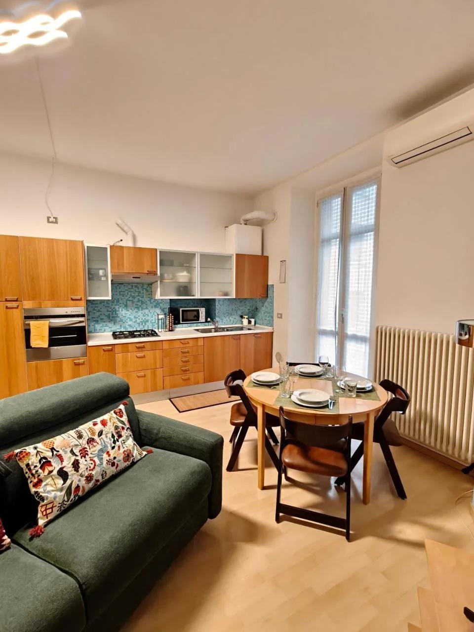 Milano Center Apartment in Shopping and living Area with AC, Wifi, steps from M1 and Airport and Fiera Milano link