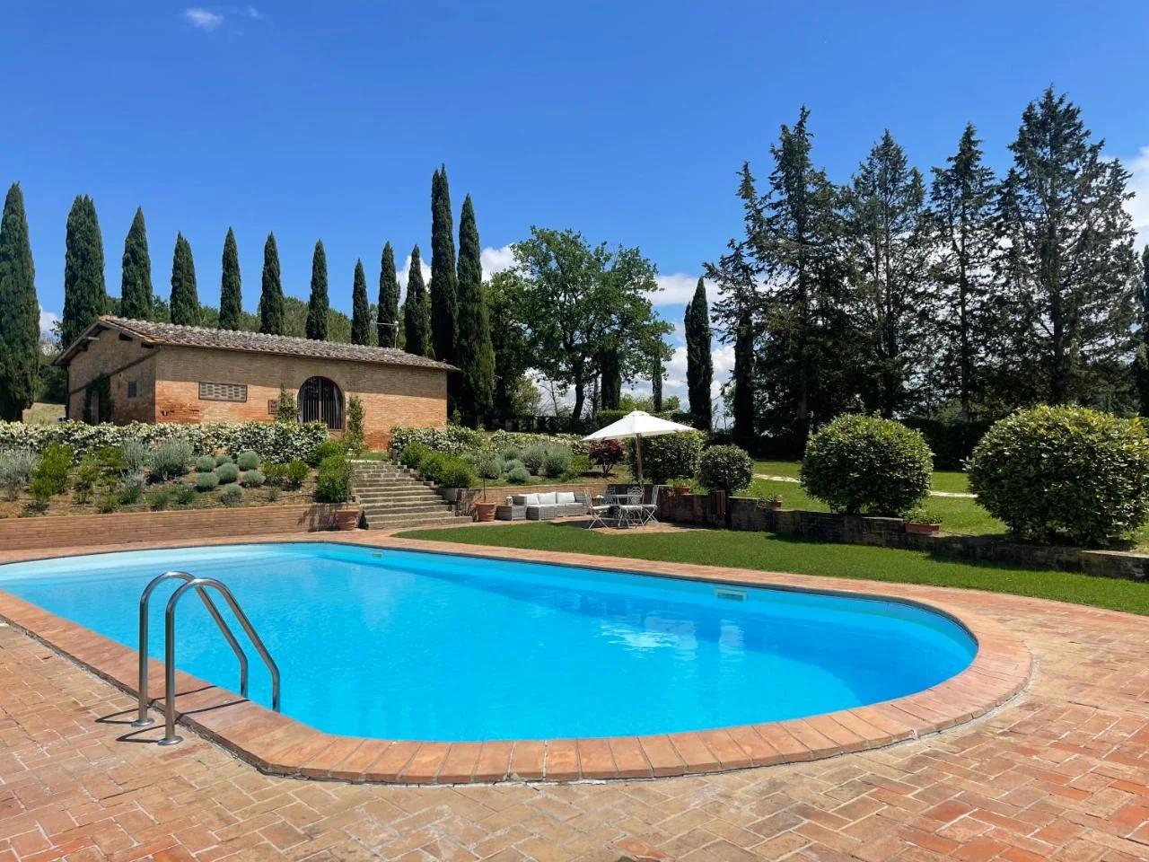 Podere delle Querce Dimora romantica con piscina immersa nello splendido paesaggio toscano delle Crete Senesi photo