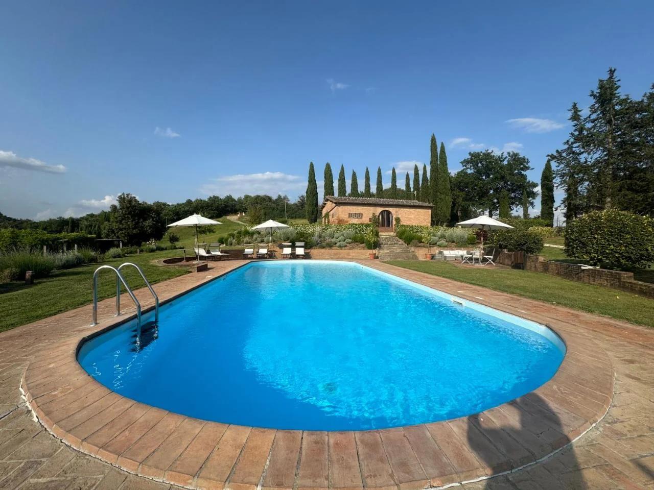 Podere delle Querce Dimora romantica con piscina immersa nello splendido paesaggio toscano delle Crete Senesi photo