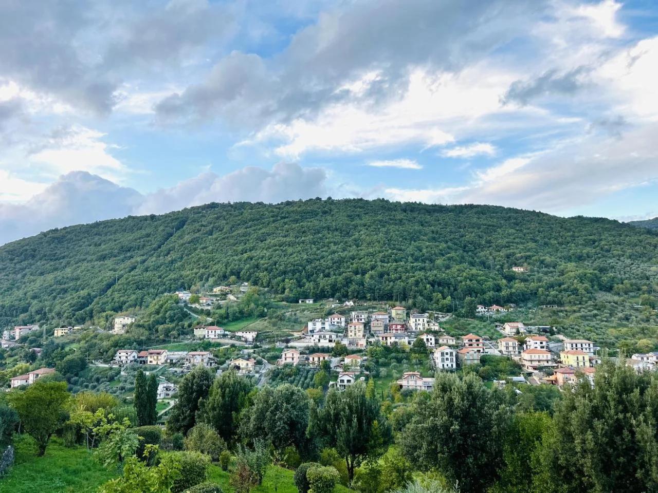 Spazioso appartamento a Fiuggi con 2 camere, 2 balconi e vista montagna foto
