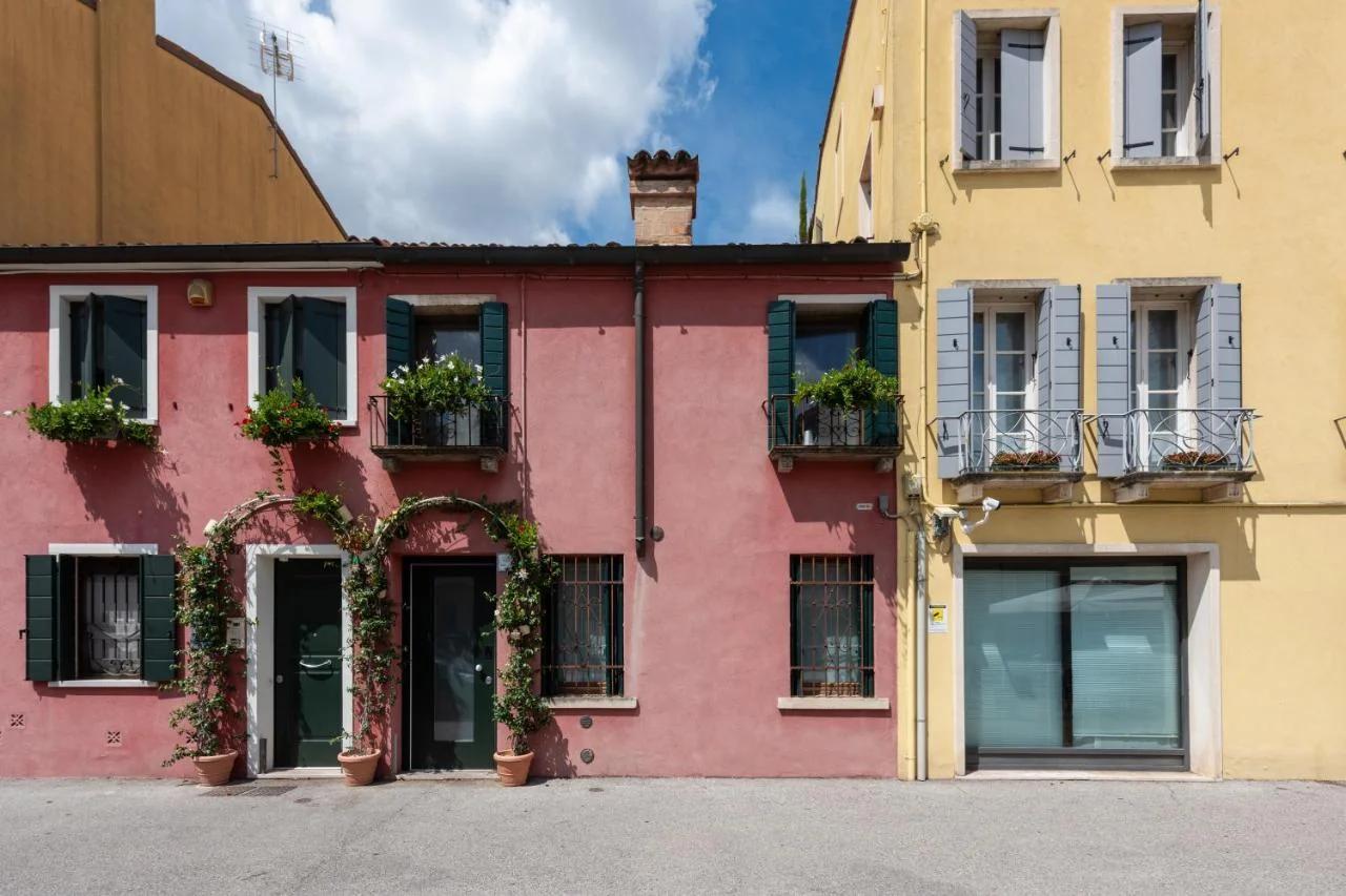 Storico alloggio fronte piazza in Borgo Portello photo