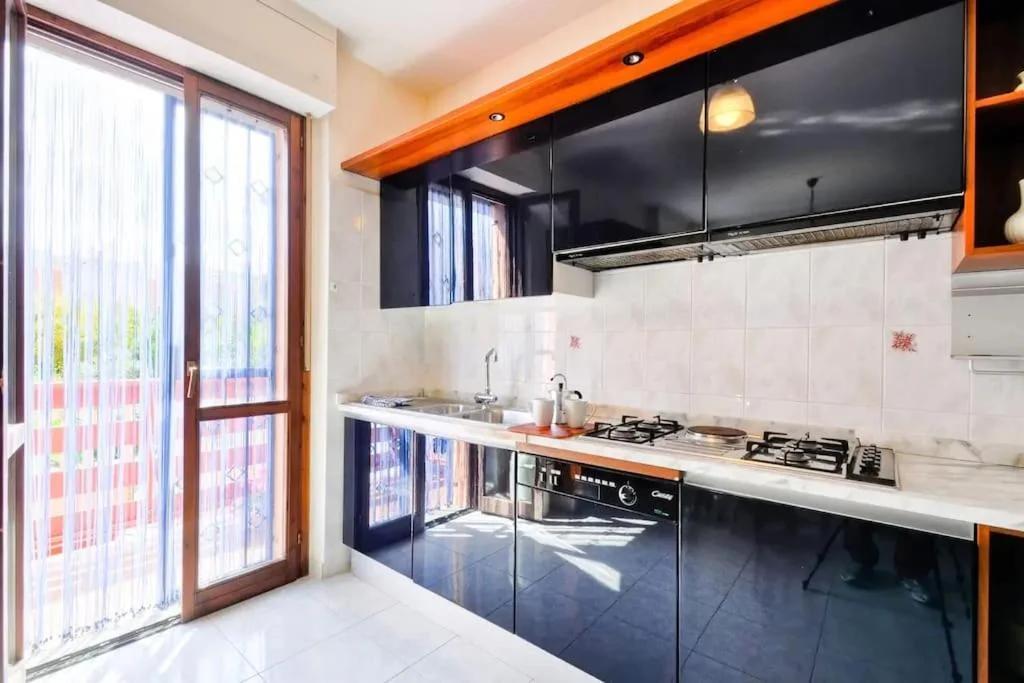 Stylish & Spacious Townhouse - Walk to Beach & Town foto