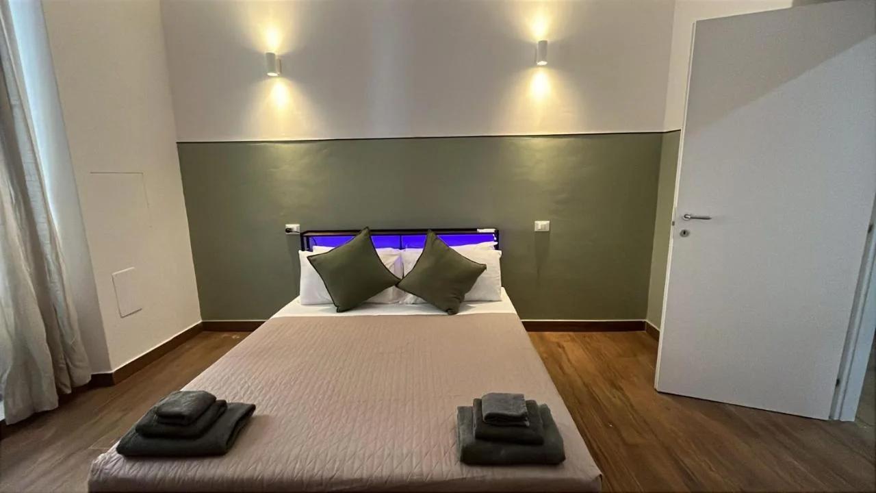 Via Del Teatro Station Apartment photo