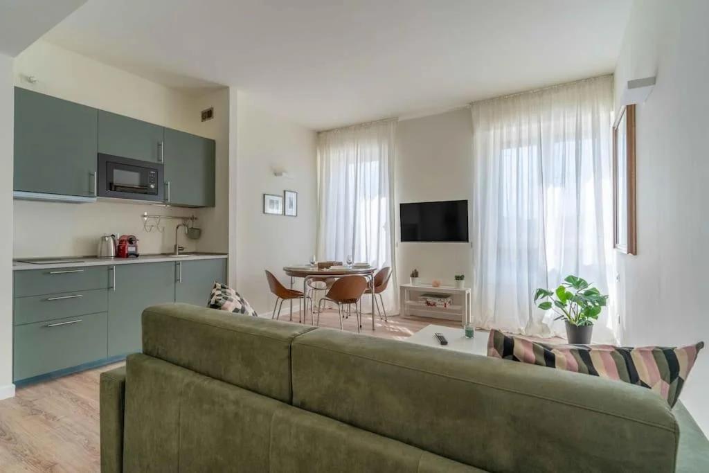 Vibrant Navigli block Apt with AirCondition Porta Genova M2