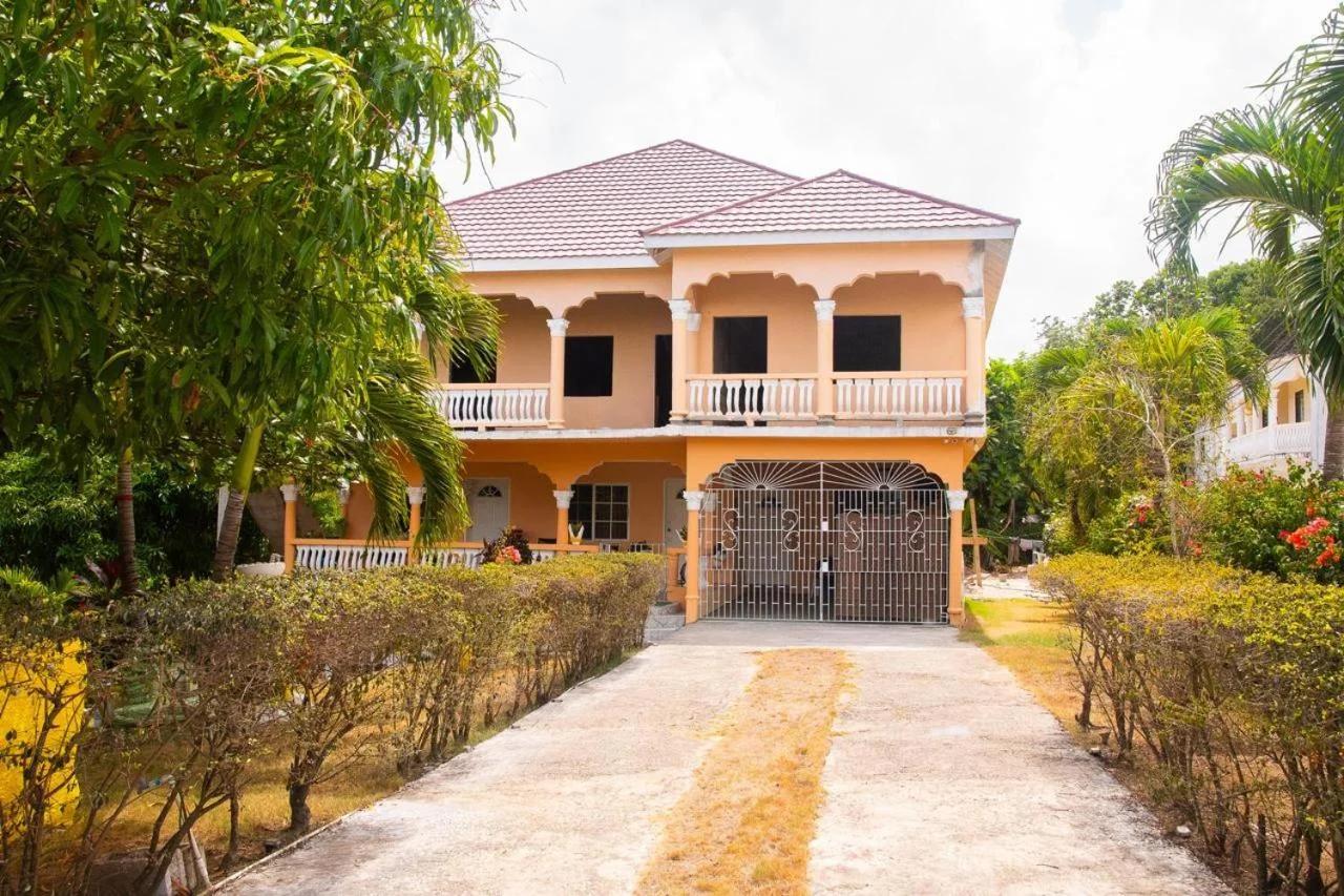 Cindy's Garden Stay