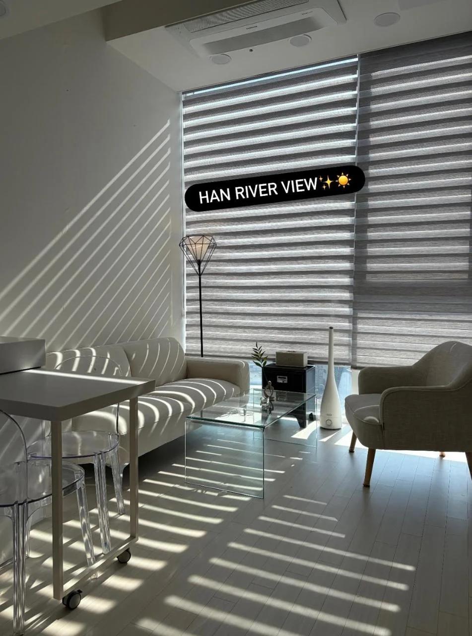 OPEN3-Hongik Hapjeong Station 2 minutes-Luxury hotel style-Panoramic Han River View-Queen bed for 2 people-Comfortable sofa Interior photo