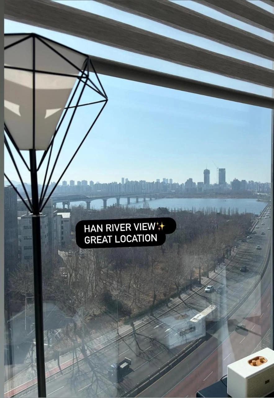 OPEN3-Hongik Hapjeong Station 2 minutes-Luxury hotel style-Panoramic Han River View-Queen bed for 2 people-Comfortable sofa Interior photo