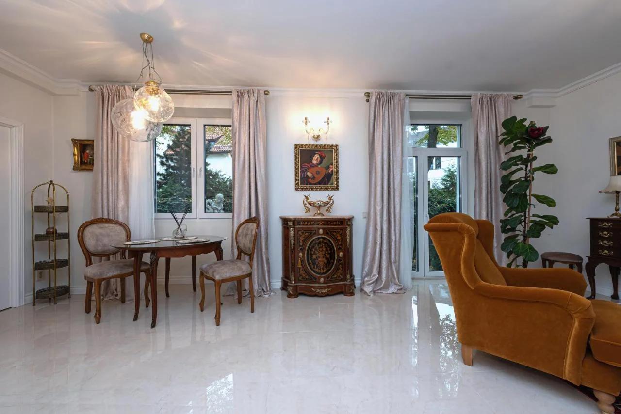 Elegant Old Town Apartment with Terrace & Parking photo