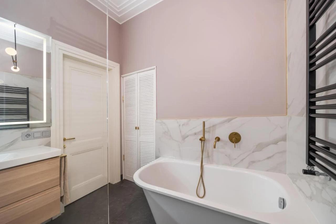 Luxury Design 2BR Apartment cozy stay for 5 photo