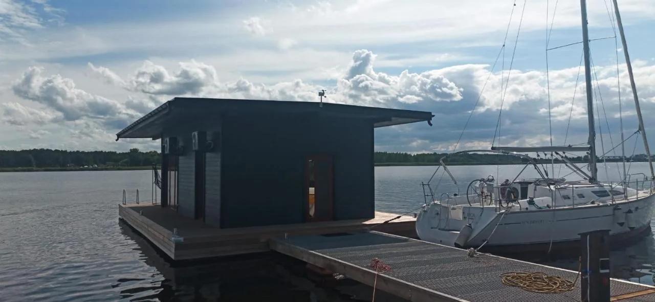 StagHorn floating river house photo