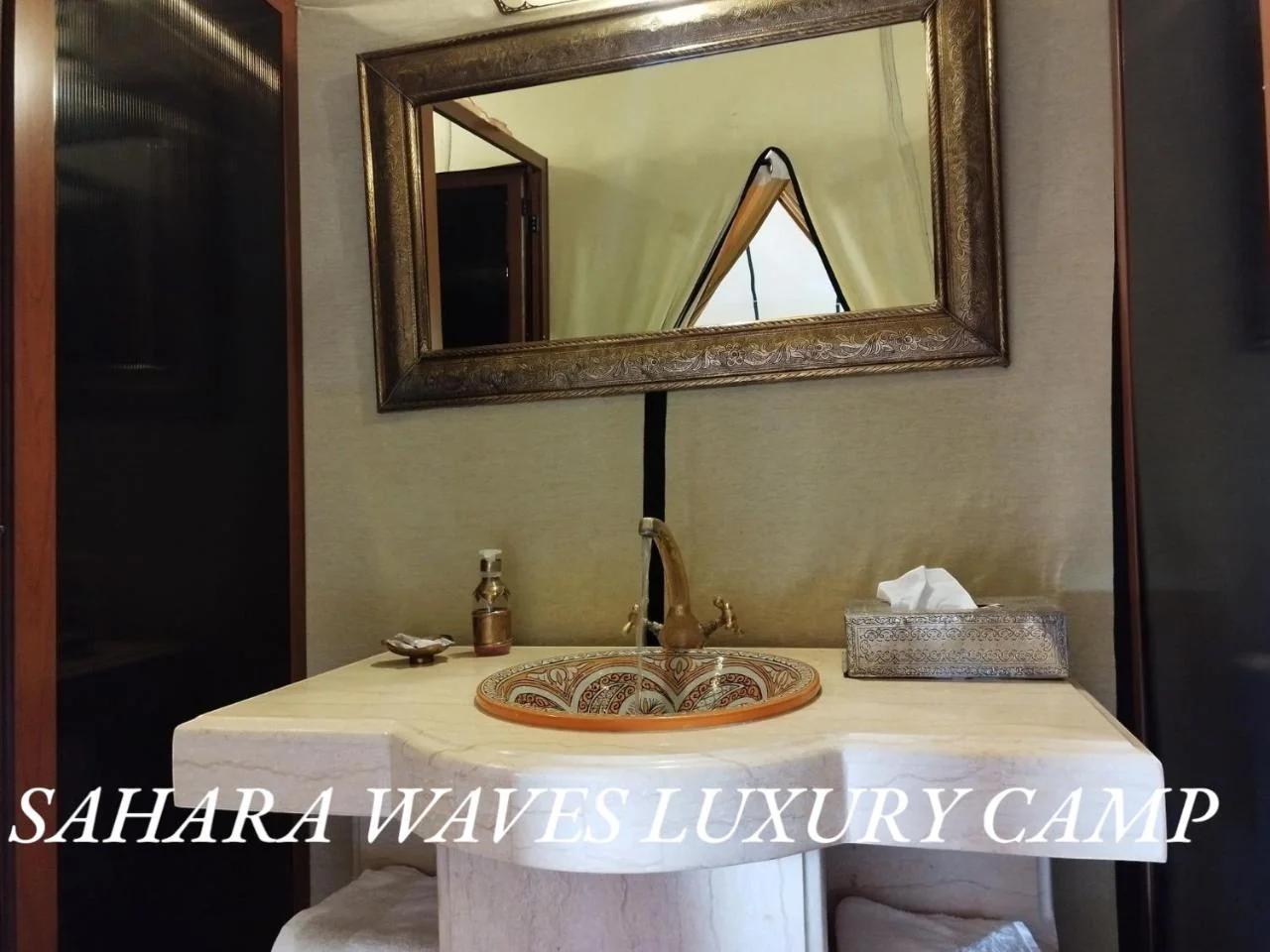 Sahara Luxury Camp -plus 50 euros pp per night for camel or jeep trek and dinner - location by dunes - no extra fees foto