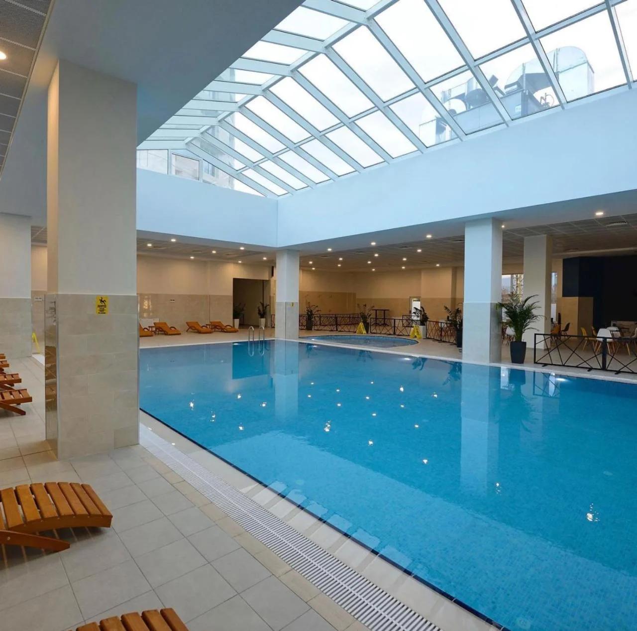 19th & 18th & 7th Floor Secure Apartments with Pool & Fitness & Parking included in price - Self check-in available