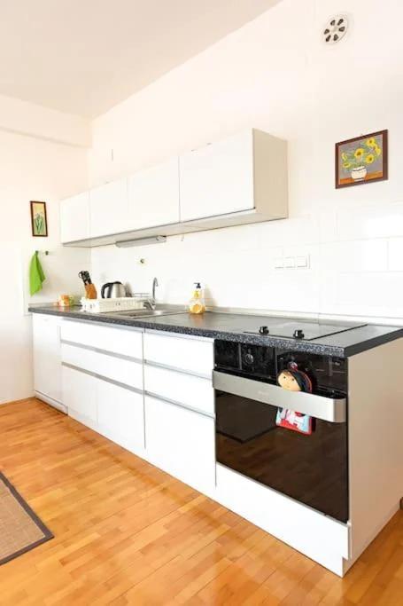 Convenient, family-friendly and stylish 3 bed apt foto
