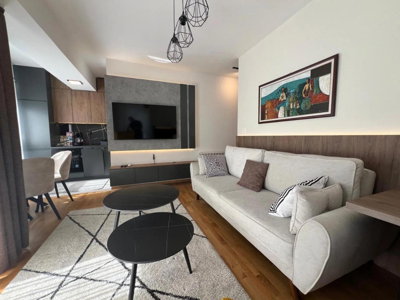 Modern Apartment, Free Espresso, Workspace & Parking, Aerodrom