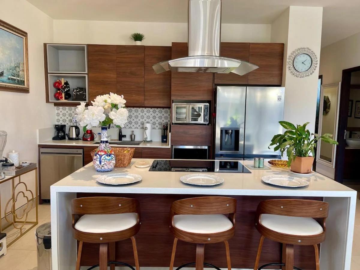 Beautiful condo 2bed, 3bath, pools and city views! photo