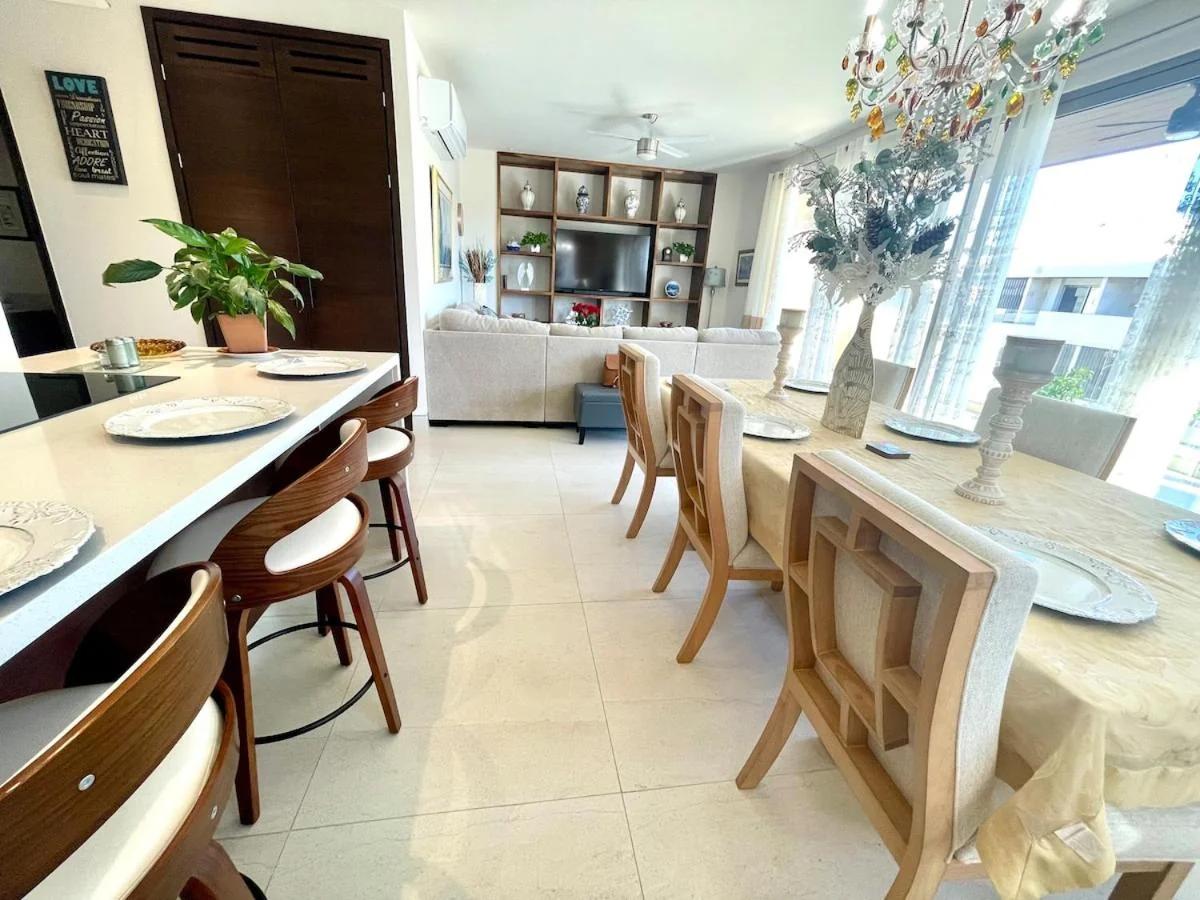 Beautiful condo 2bed, 3bath, pools and city views! photo