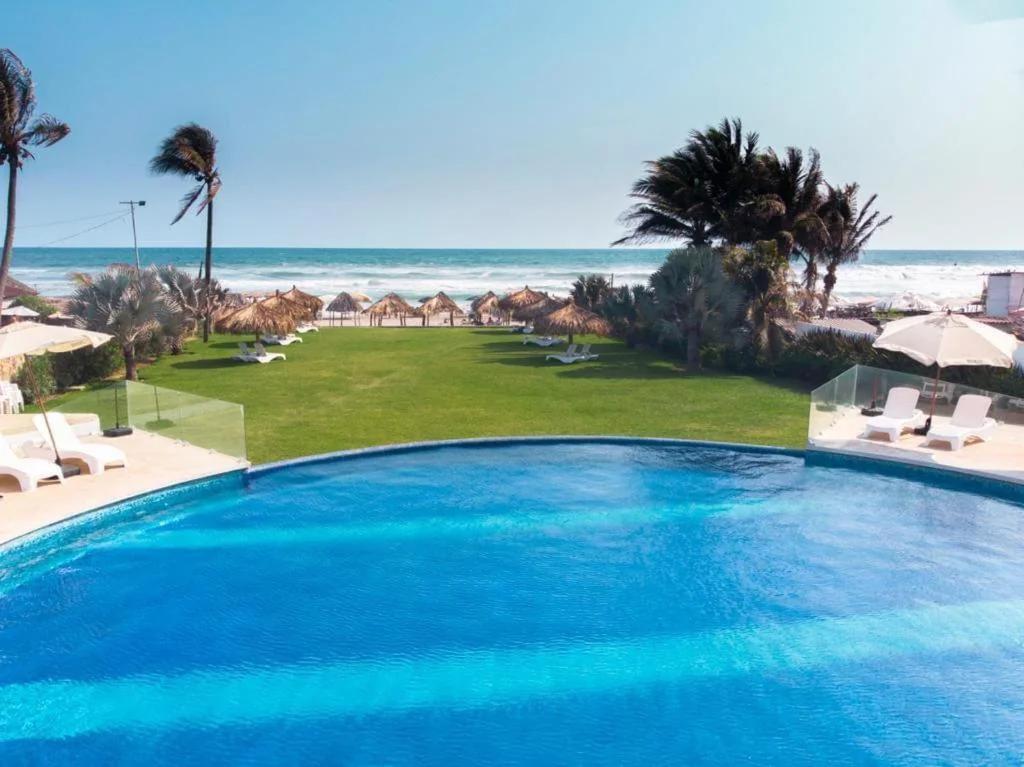 Departamento Boutique con Club de Playa y 7 Albercas Diferentes foto