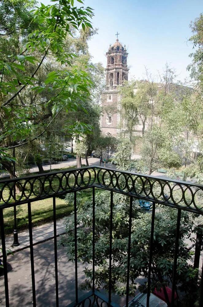 Mexican Vista a parque con balcones corazón CDMX photo