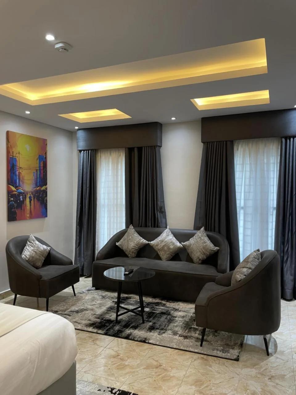 Ringruby Hotel, Oladipo Bateye